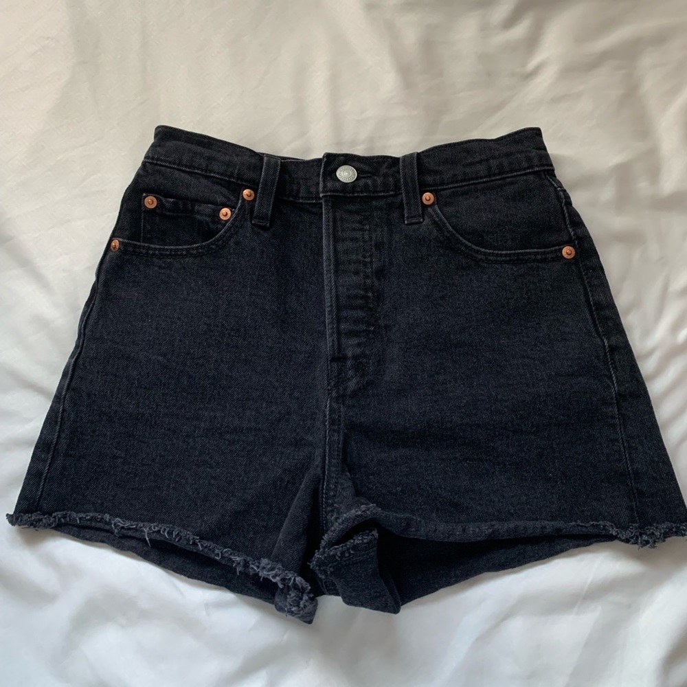 Levi’s Ribcage Shorts Size 26
